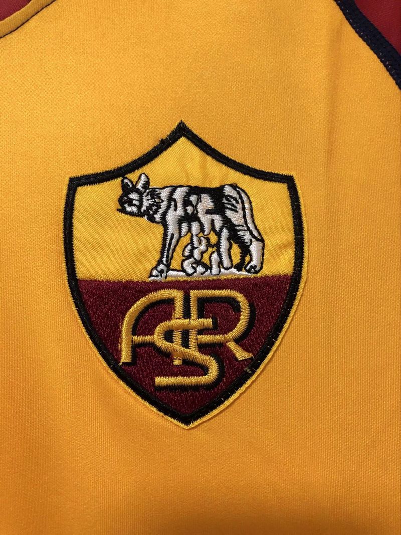Retro AS Roma 2000-2001 home game - Image 10