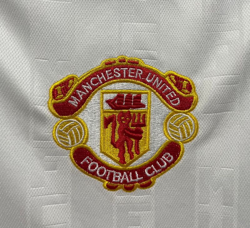 Retro Manchester United 1988-1990 away game - Image 8