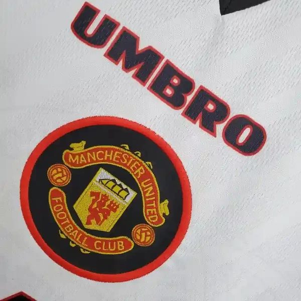 Retro Manchester United 1996-1997 away game - Image 6