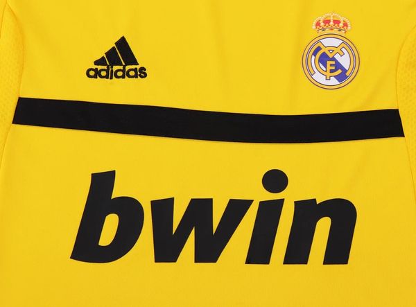 Retro Kid Size Real Madrid 2011-2012 Goalkeeper - Image 7